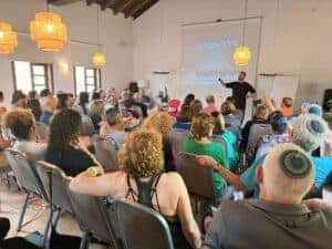 רוזולוציה גבוהה של שימור קהל באירוע בכירינג סנטר, סדנה וידיעון עם מרצה.